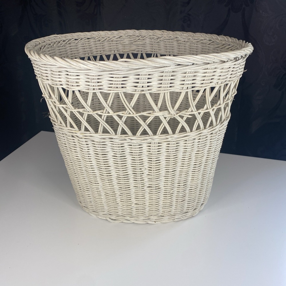 VTG White Wicker Waste Basket Round Trash Can Oval Farmhouse Cottage 10.5"